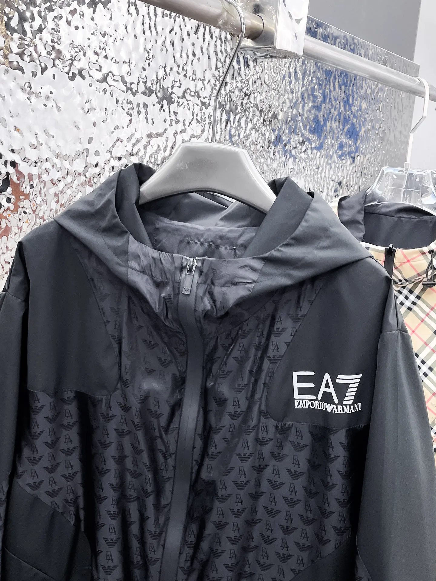 Armani official website Same Style, complete with three labels, on sale in advance! 2026 Autumn and Winter New Arrival men's jacket, Original three-label premium version! The custom-made fabric Breathable in the counter has high comfort, impeccable details, and brand element design concept, reflecting high quality. It feels delicate and soft! It presents a casual cut and the upper body shape is great! Sizes: M～3XL